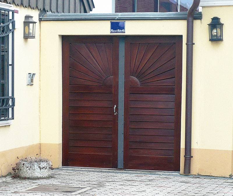 Restaurierter antiker Holzstuhl