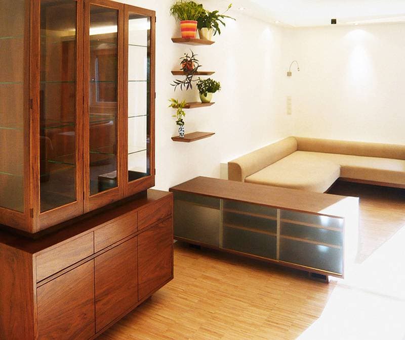 Moderner Innenausbau mit Holzverkleidung