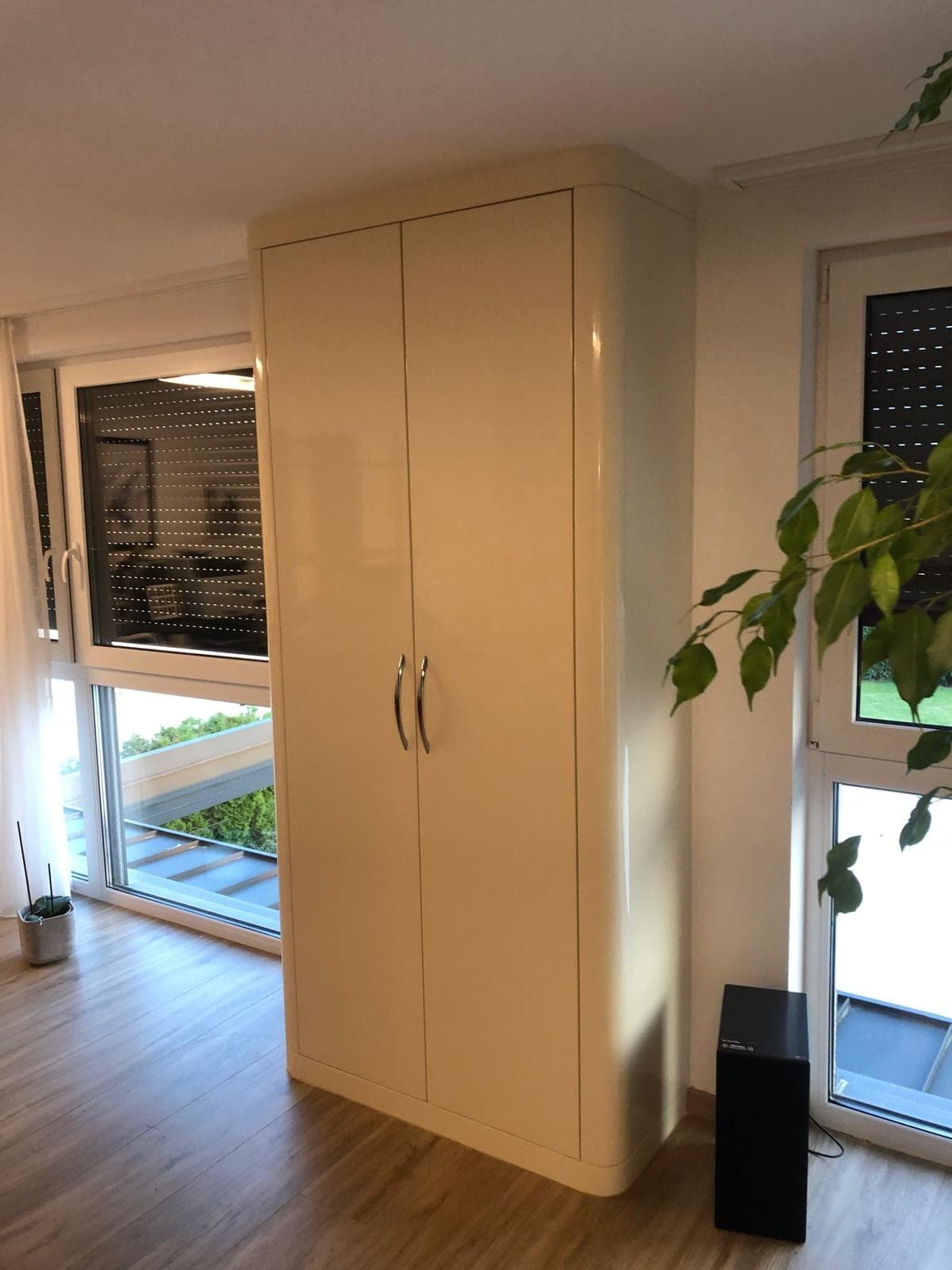 Kleiderschrank Creme – Möbelbau & Maßanfertigung